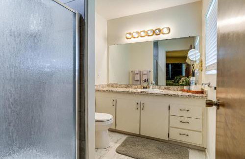 Furnished Deck and Fire Pit Sherwood Forest Cabin - Foto 13