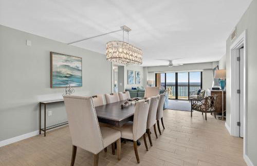 Renovated direct oceanfront condo with spacious balcony, heated pool, and garage parking - Foto 11
