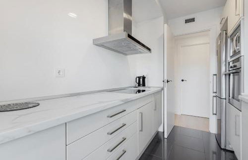 Quiet modern 2 bed apartment with Balcony, Pool and Free Parking - Foto 19