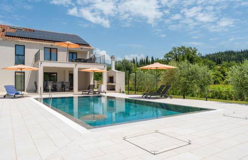 Green & Blue Five Bedroom Villa with Private Pool and Complete Privacy - Photo 2