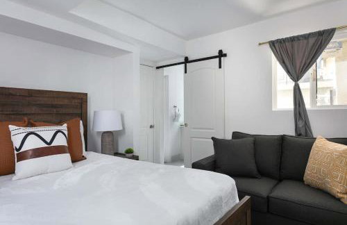 Enjoy Stylish 3BR Apt Sleeps 6 with Free Parking - Foto 9