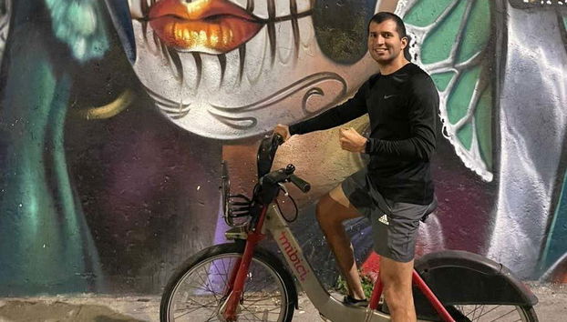 Posando junto a un grafiti durante el tour en bicicleta