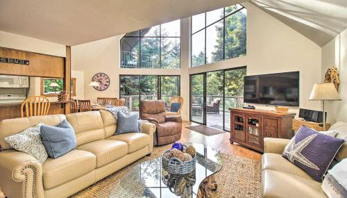 Spacious Redwood Retreat with Hidden Hot Tub - Foto 3