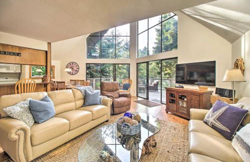 Spacious Redwood Retreat with Hidden Hot Tub - Foto 3