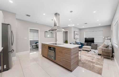 Modern 3 BR Villa Near Beach & FLL - Photo 2