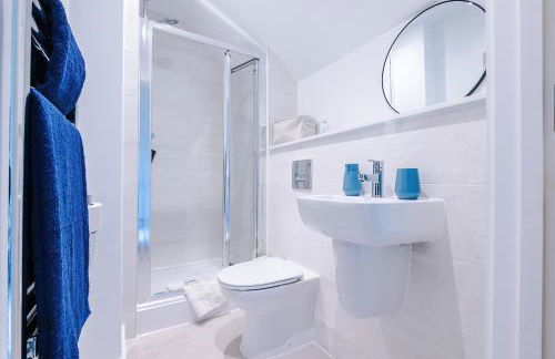 Stunning 3 Story Home, 3 x King Size Beds, Pool Table, Free Parking x2, Ping Pong - Foto 12