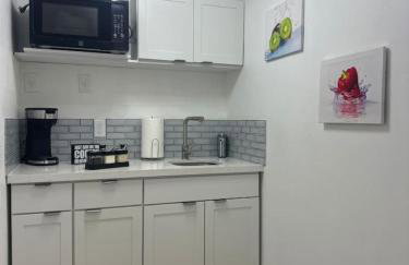 Relaxing Studio Getaway w BBQ, Patio and Parking - Foto 2