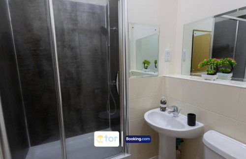 Large 2 Bedroom Apartment By The One Retreats Short Lets & Serviced Accommodation Horley Close To Gatwick Airport - Foto 60