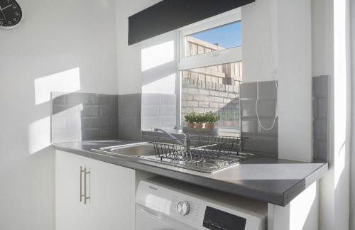 NEW! 2BR in West Terrace, Sleeps 4 - Foto 26