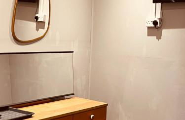 Spacious 5 Bedroom Home in Central Kidderminster with Private Parking and Electric Vehicle Facilities, Easy Access to Birmingham and Nearby Towns - Foto 57