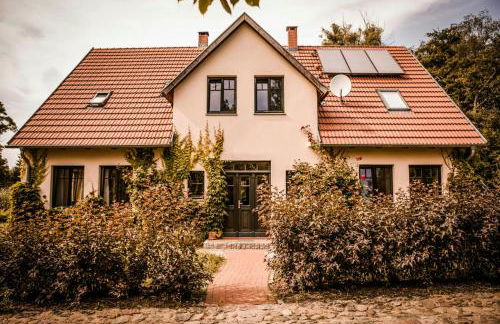 Designer Apartment In Historic Pond House - Photo 2