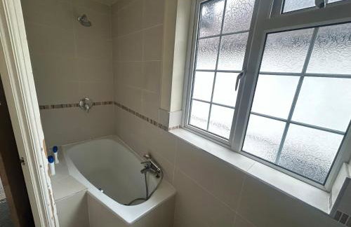 Eastcote London Retreat 3 min walk to Tube 30 min to central London , Free parking 3 cars, Private 1st Floor 2 Bedroom Suite 2 smart TVs with Fully Equipped Kitchen and Bathroom - Foto 8