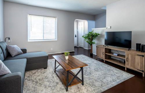 Cozy 2BR Retreat with Workspace - Washer and Dryer - Foto 7