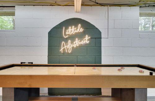 Family Pocono Gem by the lake with private sauna, hot tub, and huge game room - Foto 40