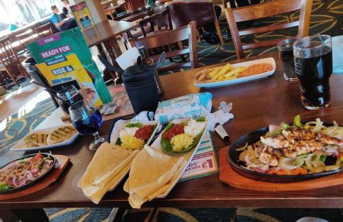 Templar House - Sleeps 6, Special Weekly Monthly Stay Rates, Central Location with FREE Parking, FREE WiFi, Perfect for ALTON TOWERS & M6 - Foto 33