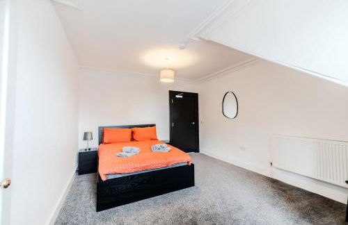 The Central 3BR Second-Floor Apartment - Photo 17