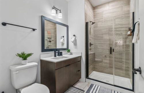 OTR King Bed Free On Site Parking Gym Pool Club Room - Foto 7