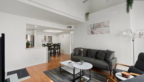 Mid-Century, Two-story with private Balconies & Pool view - Foto 4