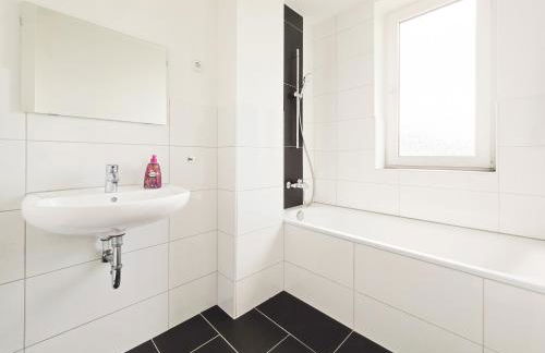 Tolstov Apartments - 3 Room Apartments - Kitchen - Balcony - 5 min to Messe DUS - Foto 25