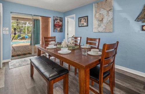 Pirates Den a 4BR Pet-Friendly Waterfront Oasis with Pool, Dock, Personal Water Boats, Fire Pit, Game Room and Bar - Foto 13