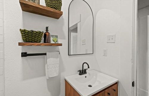 Updated Vintage Oasis, Near Downtown & Stadiums, Huge Yard - Foto 23