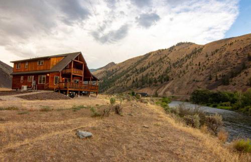 Stunning Salmon Riverfront Cabin - Foto 10
