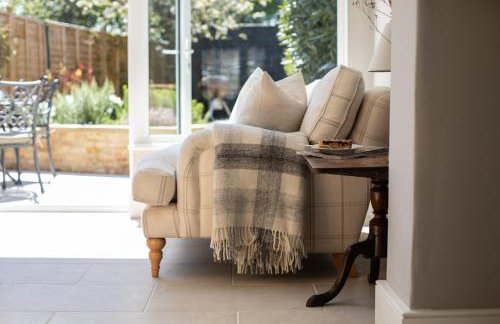 Gleneda Cottage - a renovated, traditional Cotswold cottage full of charm with fireplace and garden - Photo 7