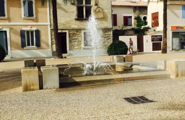 La maison sur la place dans Aigues Mortes - Foto 1