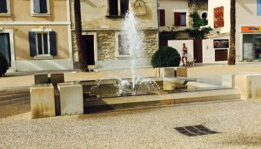 La maison sur la place dans Aigues Mortes - Foto 1