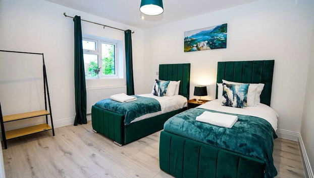 4-Bed 3-Bath Haven Perfect for 8 Guests - Foto 4, Habitación