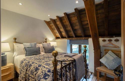 Willowberry Barn - Exclusive Home with Hot Tub - Photo 32