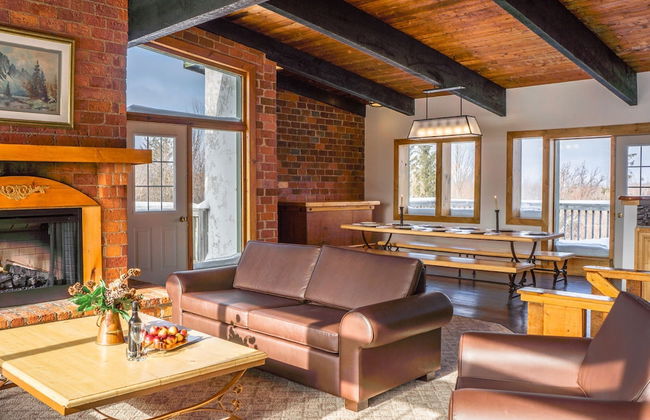 Spacious 8 bdrm Blue Mountain Cottage, Perfect for Large Groups, Private Beach, BBQ, Hot Tub, Sauna - Foto 9