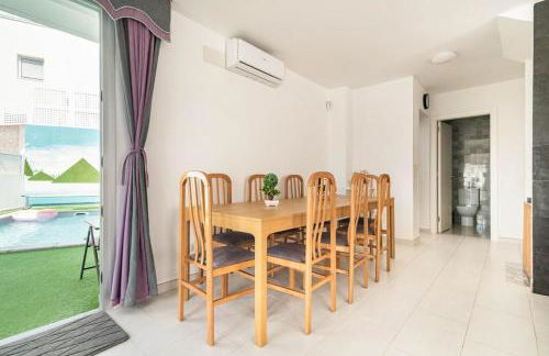 Big Villa Tauro with Private Heated Saltwater Pool & Jacuzzi & BBQ & Game Room & Arcade Games - Foto 41