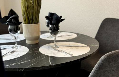 Luxury 2-Bed Marina Apartment - Photo 12