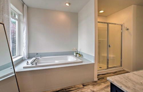 Spacious Lake Stevens Home with Fire Pit, Patio - Foto 15