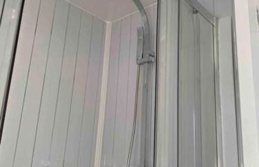 Stunning 3 Bed Riverside Cabin in Snowdonia - Photo 29