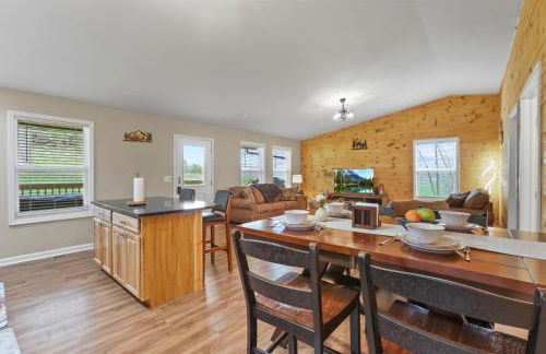 Cabin with King Bed , XBOX, HotTub, Games, Firepit , Stargazing Dome - Photo 35