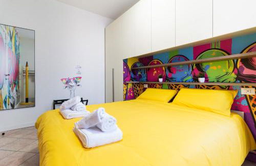 Black & White or Pop Art - Design Apartments with Parking & WiFi - Photo 31