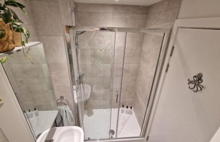 Number 15 Luxurious Two Bedroom Apartment - Photo 25