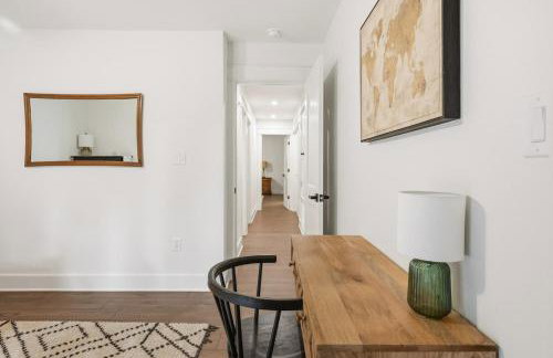 Boho Retreat with 2 Masters and Plenty of Space - Foto 39