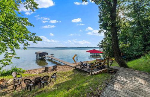 Sandy Beach Family Getaway with Fire Pit and Deck! - Foto 1