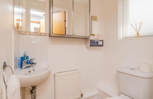 Spacious 5BR House 3 Bathrooms ideal for CONTRACTORS free PARKING - Photo 27