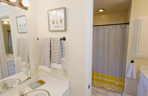 Stylish Lake Hs w/ hot tub: Walk to Blk Mtn Shops - Foto 25