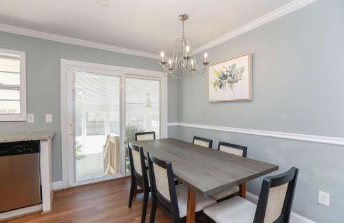 Sojourn Spacious Family Retreat with Fenced Backyard - Foto 15