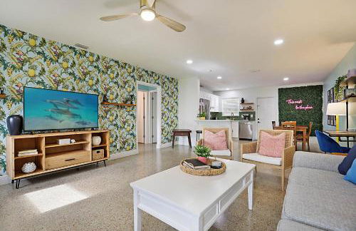 Tropical Escape near Beach! Tons of parking! - Photo 11