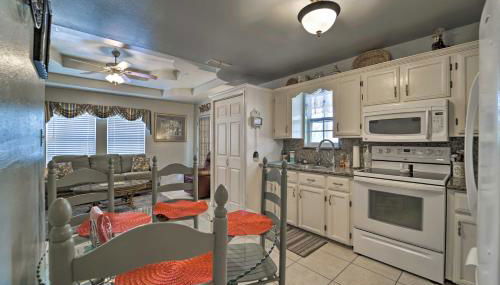 Deck and Pool Access Long Island Village Escape! - Foto 2