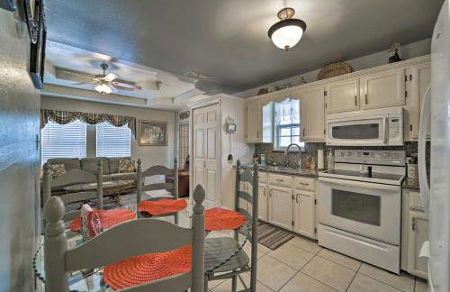 Deck and Pool Access Long Island Village Escape! - Foto 2