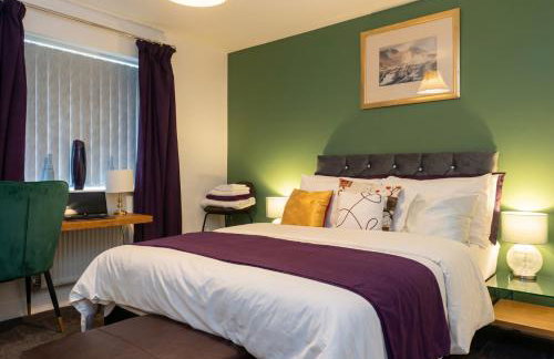 Bright 4 Bedroom Home in Walsall, Free Parking and for EVs - Photo 25