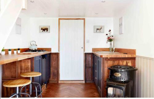 Extraordinary Huts Ltd - Photo 13