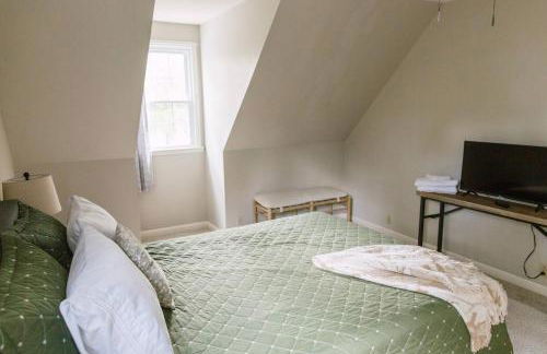 ~ The Cozy Farmhouse ~ | Sleeps 10+ | Farm Views - Foto 78